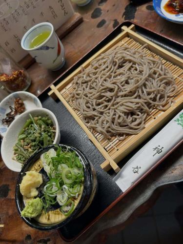 这次我们去稻佐町奥山的野木荞麦面神屋进行荞麦面之旅。
荞麦面很好吃，但味噌田乐也很好吃。