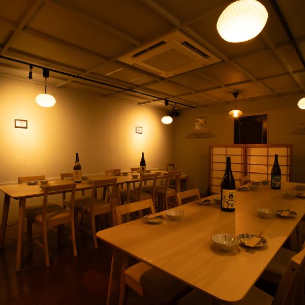 【～20名、貸し切りも可】2F席では20名までの大人数宴会可能♪さらにお店もできたばかりでお洒落で清潔感のある内装！お酒とこだわりの食事を大いにお楽しみください！