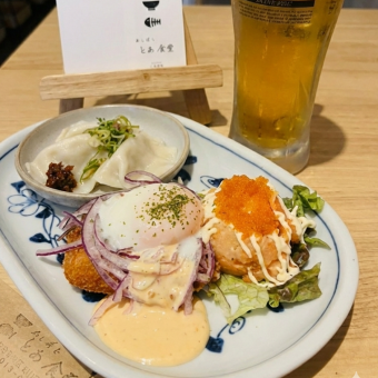 【1ドリンク付】名物サーモンフライ&海老入り水餃子など全3品!とあ食堂ちょい飲み