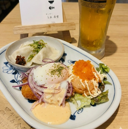 【1ドリンク付】名物サーモンフライ＆海老入り水餃子など全3品！とあ食堂ちょい飲み