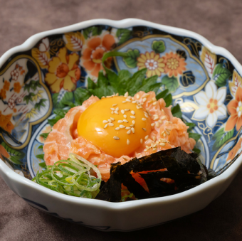 ねぎとろサーモンユッケ　バゲット添え