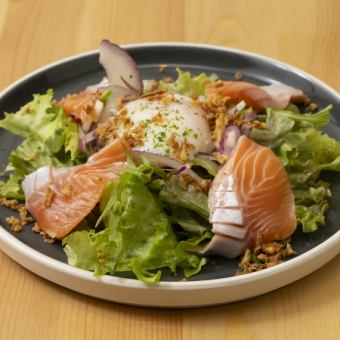サーモンの温玉シーザーサラダ