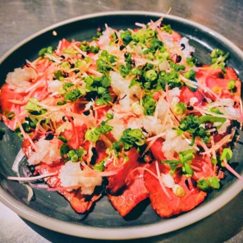 【我们的首选推荐！】烤牛肉肉香浓郁，香料爽脆，佐以粗磨萝卜酱。