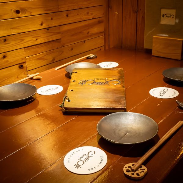 【使い勝手◎】接待、デート、記念日など様々なシーンで使えるのが『和さびや』です！新型コロナウイルス対策として安心安全の5つの取り組みも実施しておりますので安心してご飲食をお楽しみ頂けます。テーブル席は席間隔も十分に確保しており広々とお使い頂けます。ご家族でのお食事やご友人同士の集まりにぴったりです！