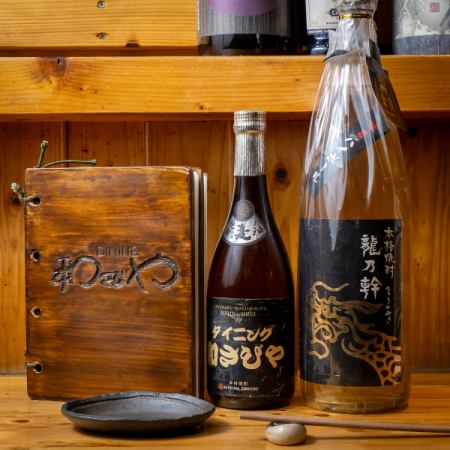 大人気のカウンター席！前に信楽焼きのお皿や種類豊富なお酒を並べており、テーブル席とは違った楽しみ方ができます。種類豊富なお酒も御座いますので、気になるドリンクが御座いましたら是非一度ご賞味ください。