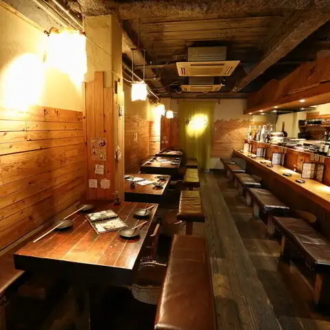 三宮の喧騒から少し離れた落ち着きある店内で、大人数での各種ご宴会はいかがでしょうか。着席時で最大40名様までの貸切利用に対応しており、周囲を気にせずプライベートな時間を満喫していただけます。すだれで仕切れるお席も完備しておりますので、ご友人同士の集まりから会社行事まで幅広くご活用いただけます。