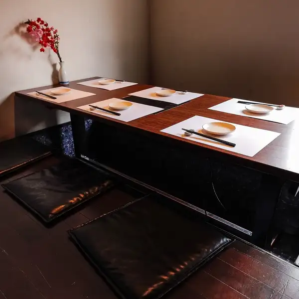 我们餐厅以温暖的木质装潢为特色,提供各种大小的包间,可容纳两人及以上。这些包间是商务会议、年终聚会、欢迎会、欢送会以及町田其他宴会的理想之选。我们宽敞的包间,包括桌椅包间和榻榻米包间,是带孩子的家庭的完美选择。我们也欢迎团体聚餐和相亲活动的咨询!一家包间居酒屋!