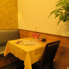 [Table seats] We have table seats for 2 to 4 people at the place where you climb the small stairs at the back of the 1st floor.Please enjoy your meal with your family and friends.(Yokohama Chinatown all-you-can-eat private room)