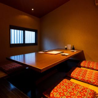 【小上がり：掘りごたつ席（6名様×1卓、最大10名様）】足を伸ばしてお寛ぎください。店内奥には小上がりの6名様×1卓と4名様×1卓の掘りごたつ席がございます。足を伸ばしてお過ごしいただけるのが最大の魅力。人気のお席ですので、お早目のご予約がおすすめです。