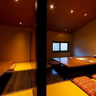 【小上がり：掘りごたつ席（4名様×1卓、最大10名様）】隣のお席を繋ぐと広い空間に。小上がりのこちらの掘りごたつ席は4名様となります。隣の6名様用のお席と繋げると最大10名様までご利用が可能です。当店唯一の掘りごたつ席となりますので、靴を脱いでお寛ぎになられたいお客様はお早目にご予約をお願いいたします。