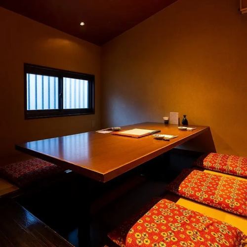 和の雰囲気感じる掘りごたつ半個室。【6名様×1卓、最大10名様】足を伸ばして寛げる掘りごたつ席は、長時間座り続けるのが大変な年配の方でもゆったりとお寛ぎいただけます。最大10名様までご利用いただけますので、家族との食事や送別会・歓迎会など各種ご宴会にぜひ。