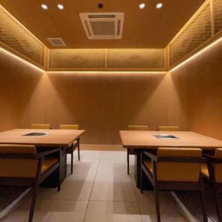 ◆離れのご紹介◆【2～4名様×2部屋、4～6名様×2部屋、5～8名様】完全個室。当店の隣にある姉妹店「くーたとやきにく」の個室を離れとしてご利用いただくことが可能です。少人数向けの個室から大人数向けの個室まで全5部屋ございます。スタイリッシュで非日常的な空間は、お洒落でありながら寛ぎ度も抜群です。