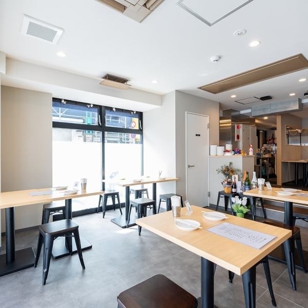 【テーブル席】明るい店内に配置されたテーブル席は、複数人でのお食事に最適です。歓送迎会や忘新年会などの集まりにぴったりです。美味しい料理を楽しみながら、楽しい会話が弾むこと間違いなしです。ゆったりとした空間で、大切な思い出を作り、特別な瞬間を彩る場所としてぜひご利用ください♪