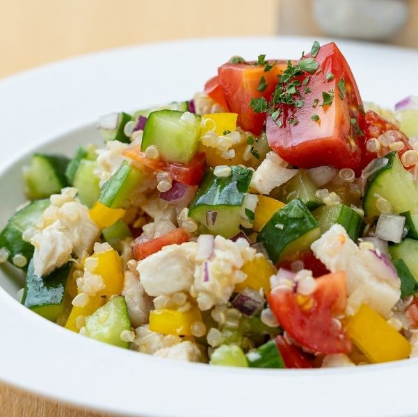 【栄養たっぷり！】ごろっと野菜チキンのサラダ/748円 (税込)