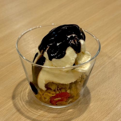 バニラアイス　バルサミコチョコソース