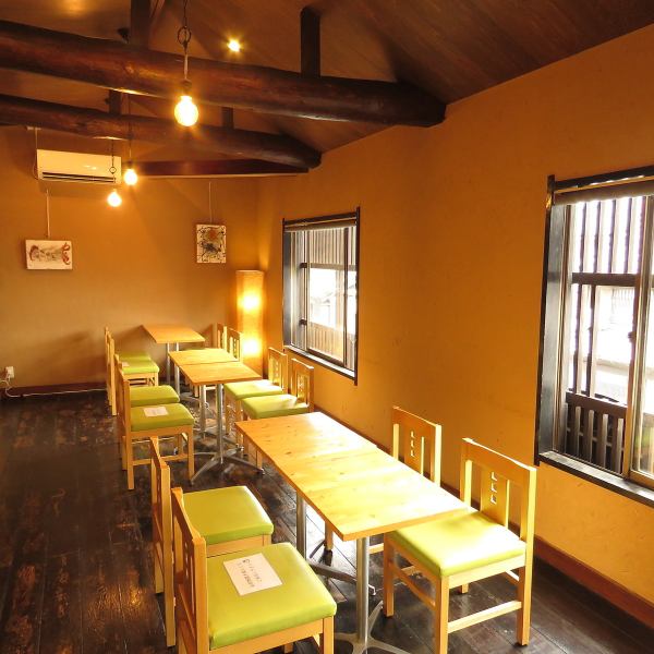 There are 10 table seats in total. We support from small groups to groups. Enjoy delicious food and tea in a calm interior with a nice atmosphere reminiscent of an old folk house. We accept reservations for private stores for 10 people or more. Please make a reservation at least 3 days before your visit!