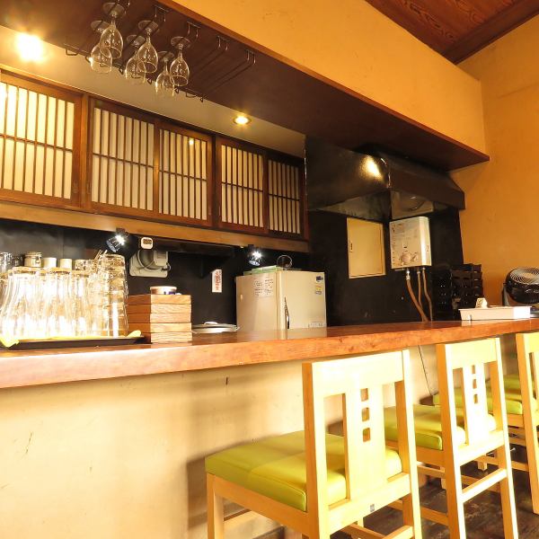The counter, which serves food and drinks, has an open kitchen and offers open service. The interior of the Japanese restaurant, which mainly serves tea, has a calm Japanese atmosphere ♪ Please come and relax when you visit for sightseeing.