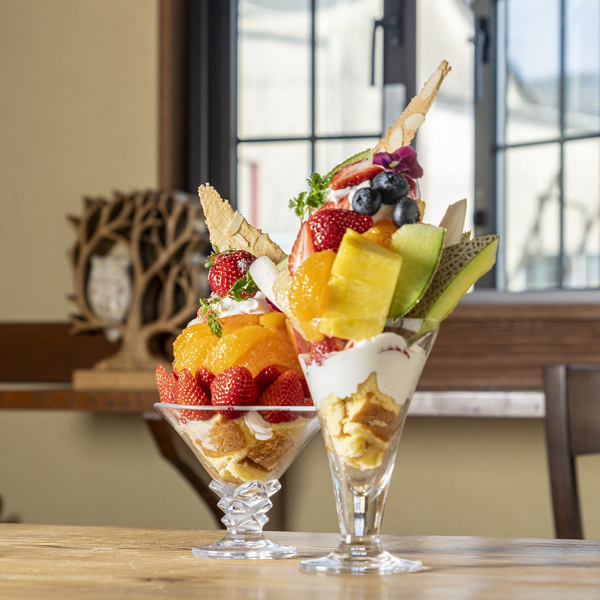 The parfait that uses seasonal fruits and ingredients is popular ◎ Wood-like cafe space is also ♪