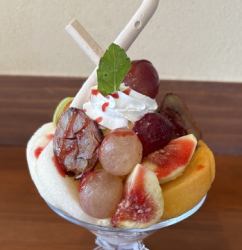 秋のフルーツパフェ