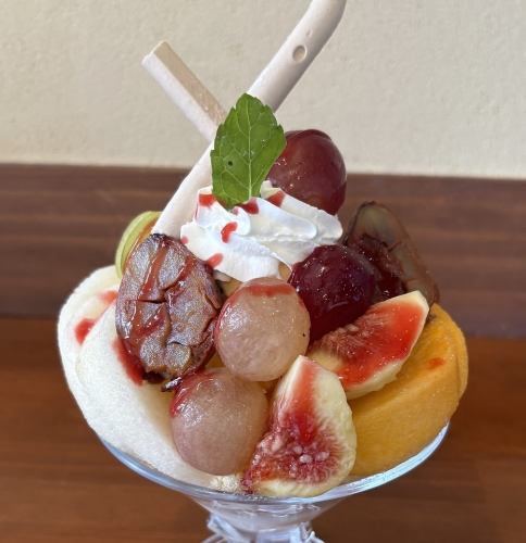 秋のフルーツパフェ
