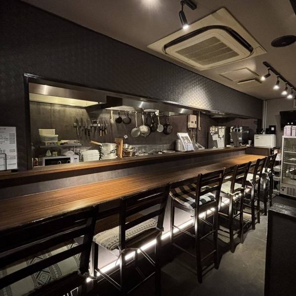 ≪店内雰囲気≫温かい照明に包まれたシックな内観が魅力の当店！木の温もりを感じられる落ち着いた空間で、ゆったりとしたひとときをお過ごしいただけます♪カウンター席はお一人様でも大歓迎で、ご友人やご家族との食事はもちろん、仕事帰りの一杯にも◎。心地よい照明が雰囲気をさらに引き立て、特別な時間を演出します。