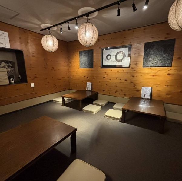 ≪店内席情報≫1階にはカウンター席が全6席、2階には4名掛けの座敷席を3卓ご用意しております！2階席は最大16名様程度まで収容可能で、少人数から宴会利用まで幅広く対応♪落ち着いた雰囲気の中で、親しい人々と特別なひとときを過ごせます♪座敷席ではリラックスしながらゆっくりとお食事をお楽しみいただけます♪