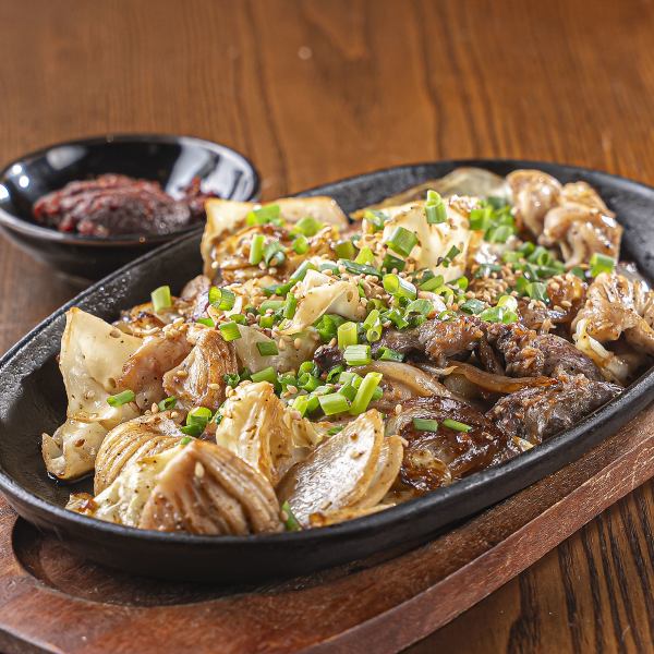 名物鉄板焼き！【本日の豚ホルモン2種（税込1,188円）】