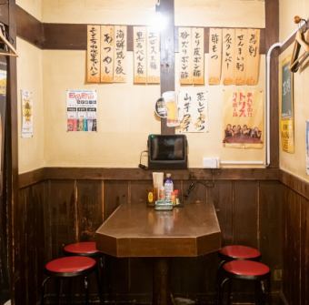 【地下1階大衆酒場カドヤ：加熱式たばこのみのお席】隣との間隔も広くとってます！