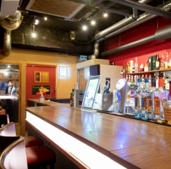 【地下2階BarKADOYA：喫煙席のみのお席】デートやサシ飲み、お一人様にオススメなカウンター席！カクテルやワインの種類も豊富にご用意しておりますのでぜひご利用下さい♪