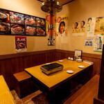 ランチタイムには仕事仲間とサクッと焼肉、夜には友人とゆったり乾杯。2～4名用テーブルは、鉄板を囲みながら自由に焼けるのが魅力です。オープンすぎず閉鎖的すぎない心地よさで、会話も自然と弾みます。