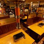 気軽な食事デートやご夫婦での晩ごはんにも最適な、落ち着いた雰囲気のテーブル席。仕切りもあるため周囲を気にせず、ふたりのペースで鉄板料理を味わえます。