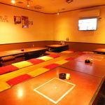 会社の歓送迎会やちょっとした打ち上げにも最適。広めの席は人数調整にも柔軟で、みんなでワイワイ囲むスタイルが盛り上がりを演出。和気あいあいとした雰囲気にぴったりです。