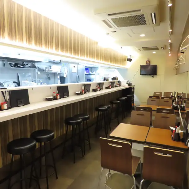 開放感あふれる店内は、カウンターとテーブルをバランス良く配置。ひとり飲みからグループ利用まで幅広く対応可能。明るく清潔な空間づくりにこだわり、女性のお客様にも好評です。五反田駅近で落ち着ける、使い勝手の良い居酒屋としてリピーター多数!
