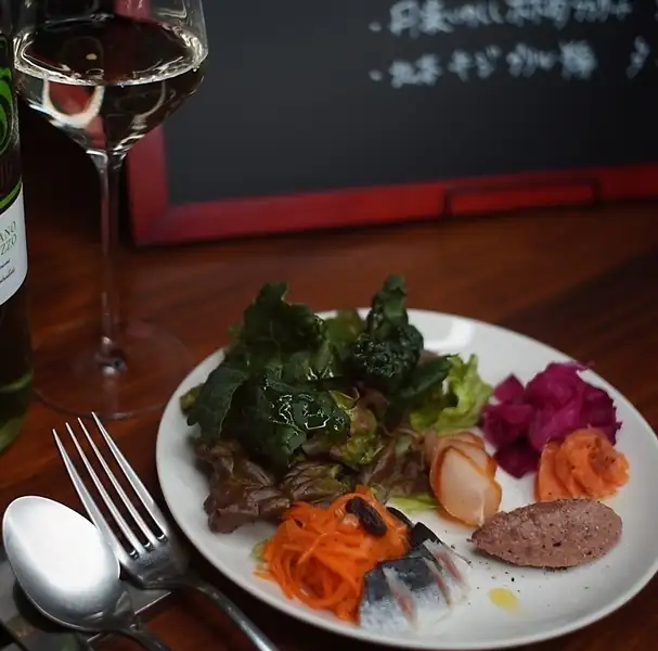 ワインのお供に最適◆ケールや新鮮野菜、お肉・お魚を盛り込んだ『前菜とサラダの盛り合わせ』