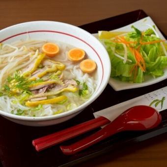 鶏肉フォー(ほどよい歯ごたえの鶏肉)