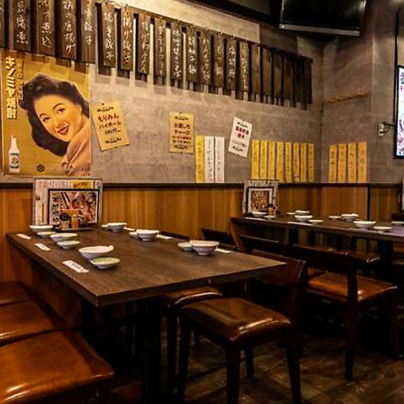 お店のコンセプトは「憩いの場」です。内装全体として、居心地の良さを追求しております。ゆったりとしたテーブル席や、落ち着いた店内に広がるアットホーム感が自慢です。ぜひゆったりと宴会をお愉しみください。