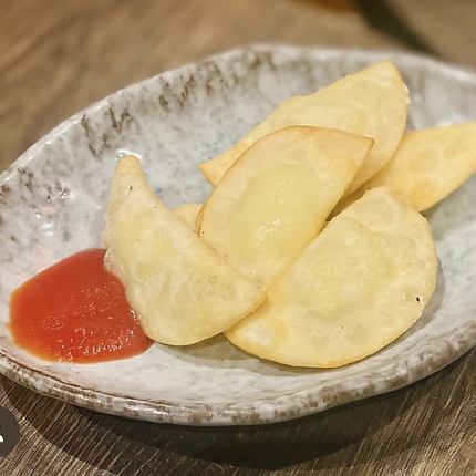 炸奶酪饺子