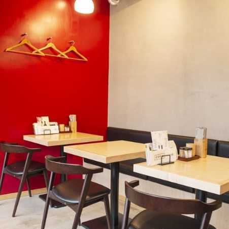 店内は白を基調とした洗練されたデザインで統一され清潔感あふれる空間が広がっています。従来の店舗イメージを覆すモダンな雰囲気は国分寺でのデートや特別な日のディナーにもぴったりです。落ち着いた照明の下でリラックスしながら、やきとり大吉でゆったりと優雅な時間をお過ごしいただけるようおもてなしします◎