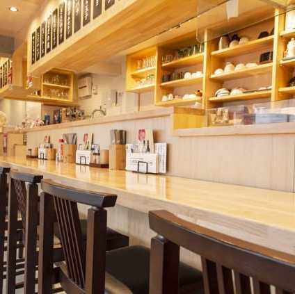 お一人様でのご来店や少人数での飲み会に最適なカウンター席を七席ご用意しております。目の前で丁寧に焼き上げられる様子を眺めながら、自分だけの贅沢なひとときを堪能できます。女性お一人でも入りやすい明るくアットホームな環境を整えておりますので、お仕事帰りの一杯やふらっと立ち寄りたい夜にも最適です♪
