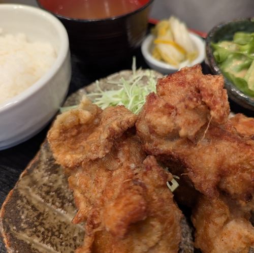 自家製の大粒唐揚げ定食
