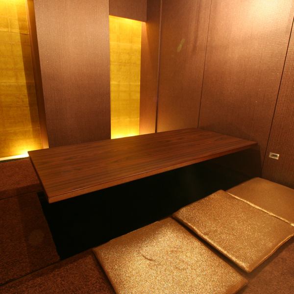 【仲の良いご友人・知人様とのお食事に最適な個室席】ゆったりお過ごし頂ける個室席を完備しており、広々とした空間でのお食事とお酒をお愉しみいただけます。お料理やお酒も豊富にご用意しておりますので、飲み会やお食事の席に最適です。