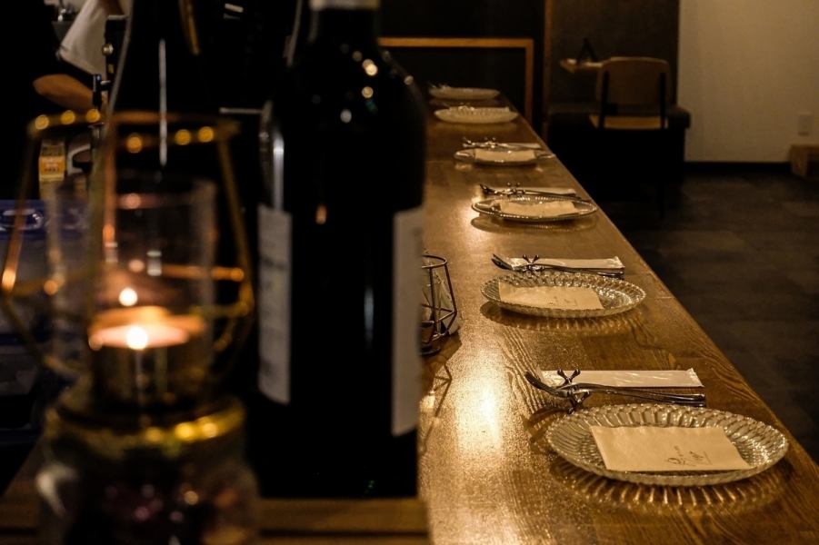 [Instruction inside the store] We have spacious table seats as well as side-by-side counter seats.Enjoy the enchanting marriage of nighttime parfait and alcohol in a warm interior with sparkling socket lamps.