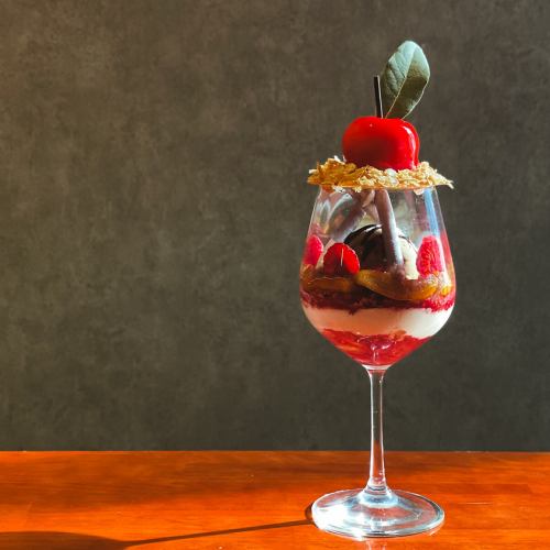 All are handmade by pastry chefs and made with seasonal fruits. The enchanting "Night Parfait" sweets