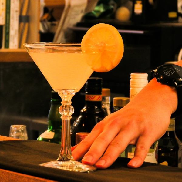 【夜にパフェ？】お酒を飲んだ後ってデザートを頼みたくなりません？私はいつも自然とデザートメニューに手が伸びています(笑)。札幌で発祥した夜パフェ文化を流山から千葉県にも広げていきたい。そんな想いでこのお店は誕生しました。ラーメンやお茶漬けもいいですが、今イケてる大人は〆にパフェ。今日の自分にご褒美を。
