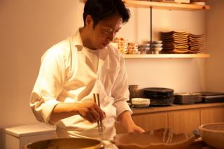 目の前で店主が腕を振るう様子をうかがえるライブ感溢れるオープンキッチン！席と席の間隔が広いので、お二人でもリラックスでき、女性お一人様でも気兼ねなく愉しめるお席