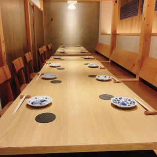 当店の一番奥には最大4名様までご利用可能なテーブル席が6卓ございます。繋げると最大16名様まで1列でのご用意が可能です。