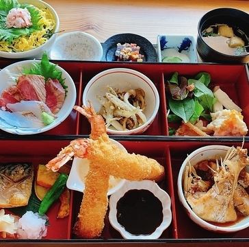 お刺身、焼き物、煮物、揚げ物などコスパ抜群数量限定ランチです
