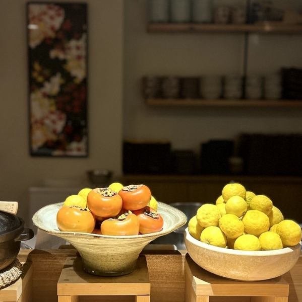 开放式桌席设有隔断,因此您可以放松身心而不必担心周围的人。座位之间有间隔,因此您可以安心使用设施。布局可以更改,因此请让我们来适应大型聚会。