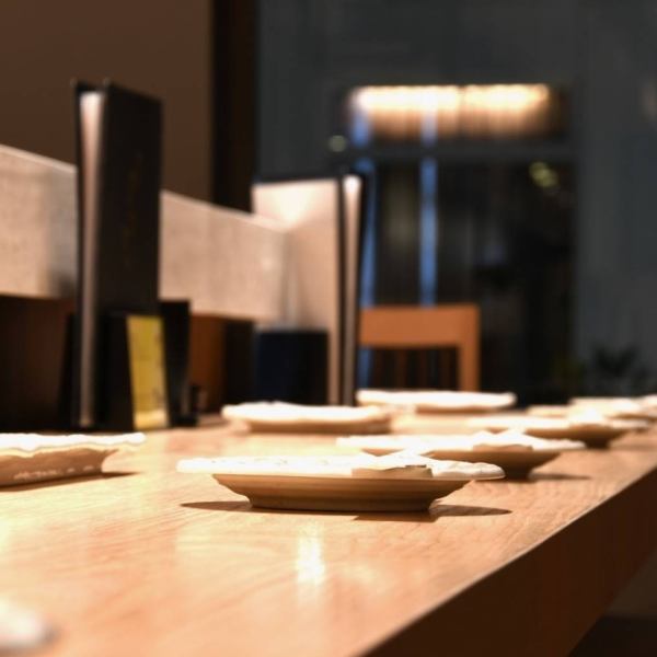 The counter seats in the open kitchen with a sense of realism are perfect for adult dates and those who want to have a drink ◎ Counter seats are recommended for gatherings with a small number of people as they can be more spacious than table seats.