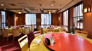 There are 4 round tables for 10 people on the 8th floor and 6 on the 7th floor banquet hall.